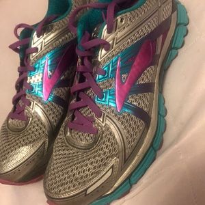 Brooks GTS seventeen shoes/ sneakers